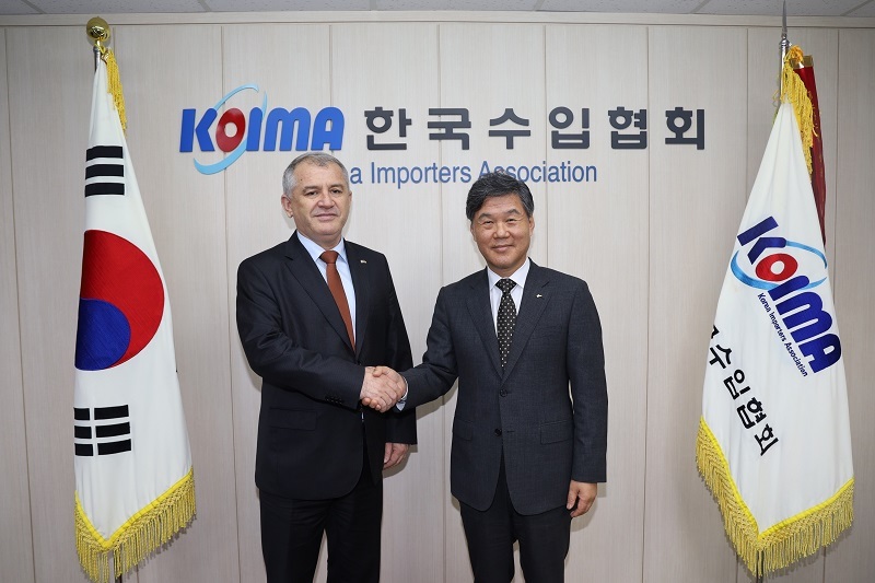 The Korea Import Association discussed ways to expand bilateral exchanges with Tajikistan's ambassador to Korea. 